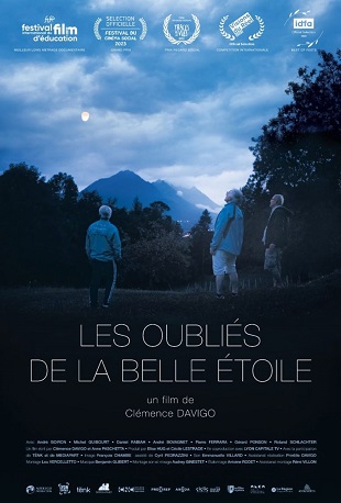 affiche représentant des personne devant un paysage de montagne