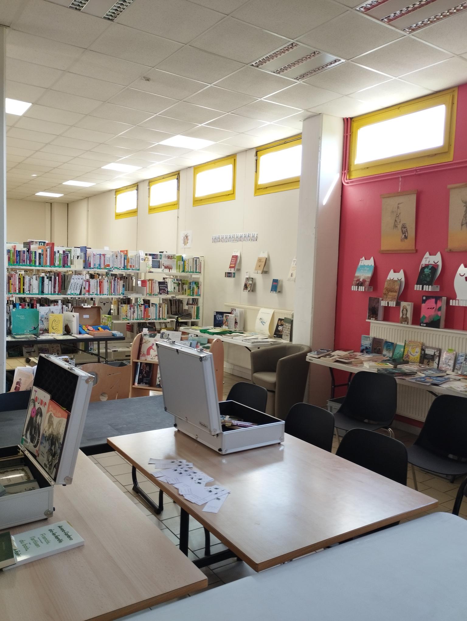 photo de deux malles ouvertes sur des tables médiathèque de Joyeuse