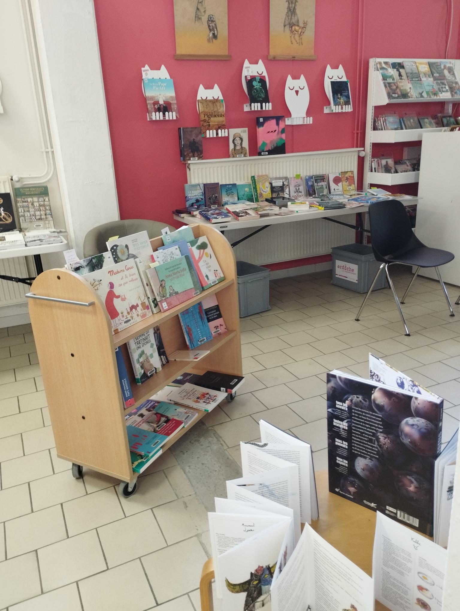 photo d'un chariot de livres médiathèque de joyeuse