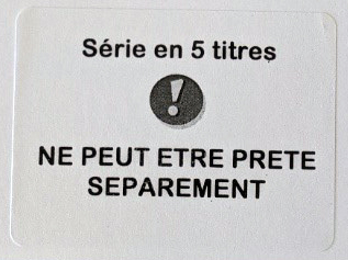Etiquette sur laquelle est marqué "série en 5 titre ne peut être prêté séparément"