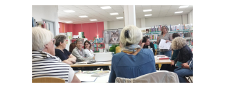 Photo d'un groupe de bibliothécaires dans la médiathèque de Joyeuse autour d'une table