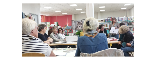 Photo d'un groupe de bibliothécaires dans la médiathèque de Joyeuse autour d'une table