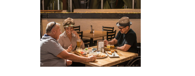 photo de trois seniors autour assis autour d'un repas